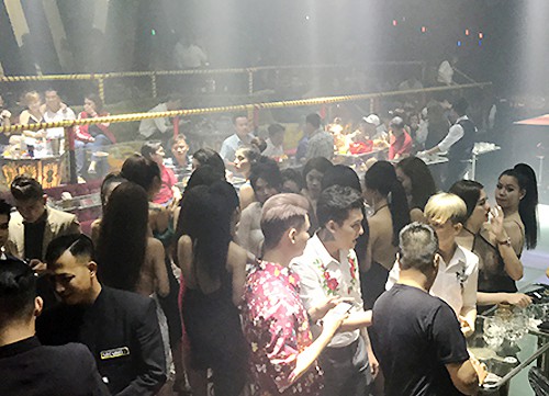 Hàng trăm khách chơi trong bar 212 lúc rạng sáng. Ảnh: Quốc Thắng.