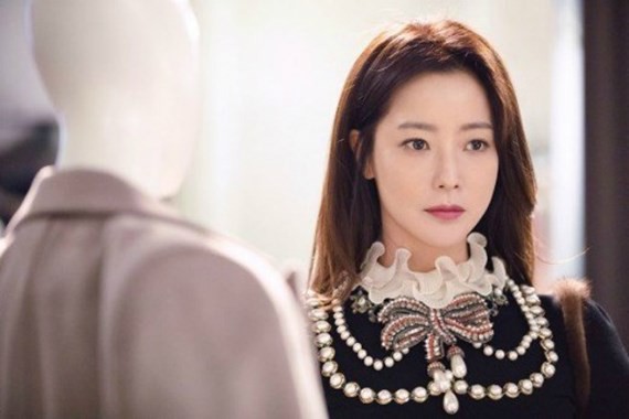 Kim Hee Sun đẹp sang chảnh trong bộ phim “Quý cô ưu tú”.