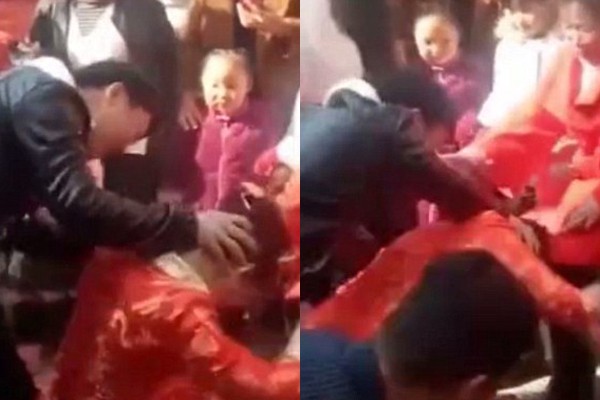
C&ocirc; d&acirc;u bị kh&aacute;ch mời d&uacute;i đầu xuống đất.
