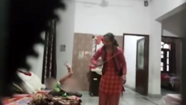 B&eacute; g&aacute;i bị gi&uacute;p việc d&ugrave;ng roi đ&aacute;nh.
