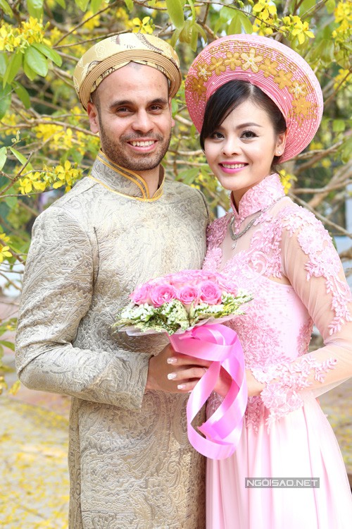 Xuân Thùy và ông xã trong đám cưới ở Việt Nam năm 2016.