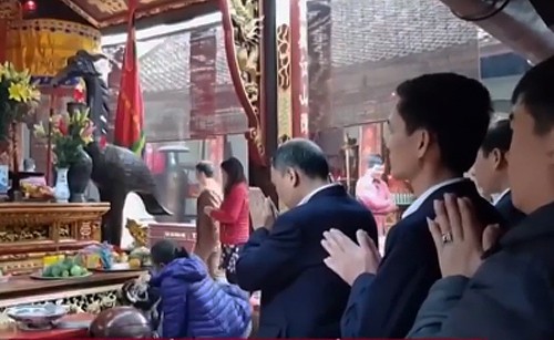 C&aacute;n bộ Kho bạc nh&agrave; nước TP Nam Định đi lễ đền Trần. Ảnh cắt từ video.