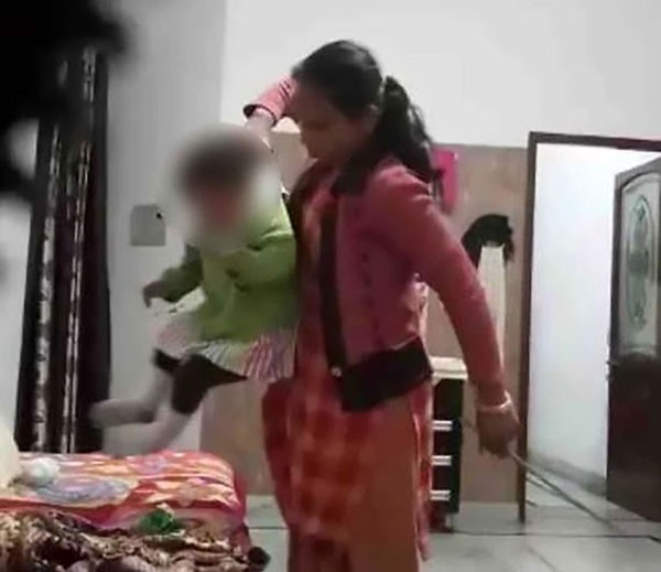 
C&ocirc; n&agrave;y c&ograve;n t&uacute;m &aacute;o em b&eacute;, xốc l&ecirc;n rồi quăng xuống v&igrave; tội mất trật tự.
