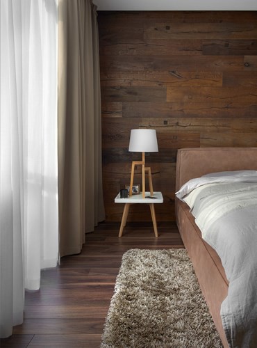Trần sơn trắng, rèm cửa và tường ốp gỗ là những đặc trưng của phong cách trang trí phòng ngủ người Á Đông.