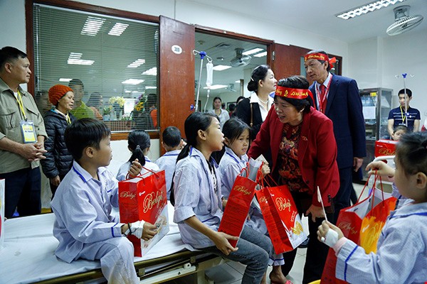 
Bà Nguyễn Thuý Anh - Chủ nhiệm Uỷ ban Về các vấn đề xã hội của Quốc hội thăm, động viên các bệnh nhi tại Trung tâm Thalassemia.
