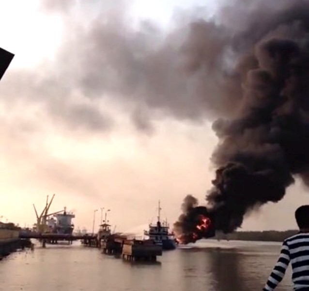 
Hiện trường tàu chở dầu bất ngờ phát nổ và bốc cháy dữ dội. Ảnh: Bạn đọc cung cấp

