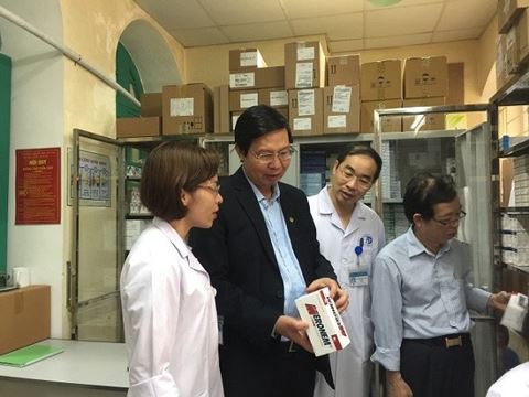 
Đoàn kiểm tra do Phó Giám đốc Sở Y tế Hà Nội dẫn đầu bắt đầu ra quân kiểm tra tại kho thuốc Bệnh viện Xanh Pôn. Ảnh: PV
