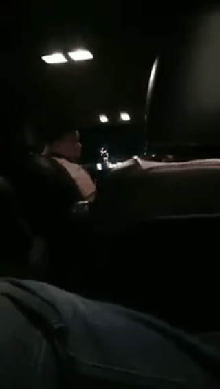 
Con nhỏ đi vệ sinh tr&ecirc;n xe taxi nhưng h&agrave;nh kh&aacute;ch vẫn g&acirc;y gổ, đ&ograve;i h&agrave;nh hung t&agrave;i xế khiến d&acirc;n mạng bức x&uacute;c.
