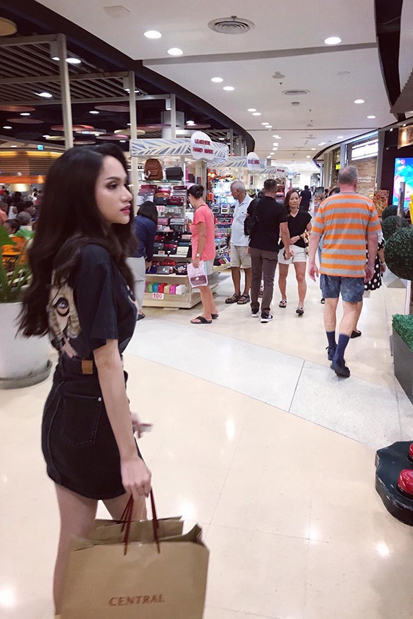 Tối 11/3, Hương Giang đi shopping và ăn uống ở một trung tâm thương mại ở Pattaya. Cô mặc đơn giản, năng động.