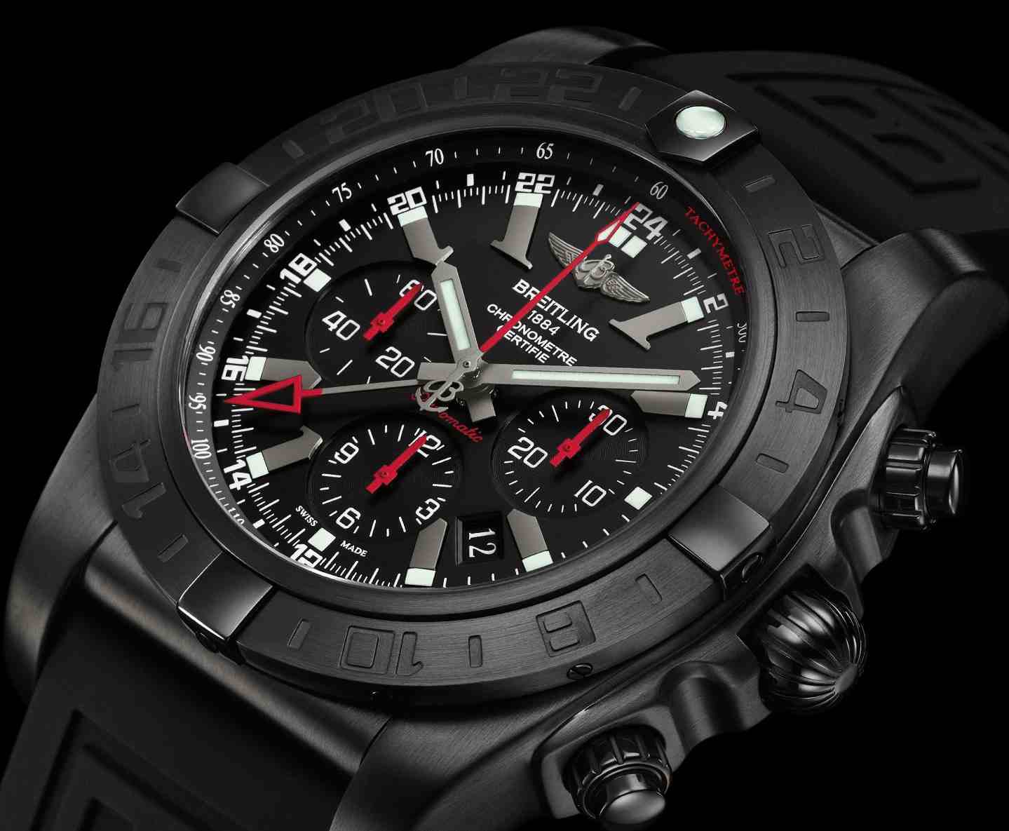 Chiếc đồng hồ Breitling Avenger Seawolf theo xu hướng thể thao màu xám có giá khoảng 100 triệu đồng.