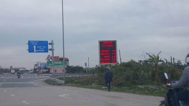 Trước và sau trạm thu phí, hoàn toàn không có chỉ dẫn đi vào đường tránh.
