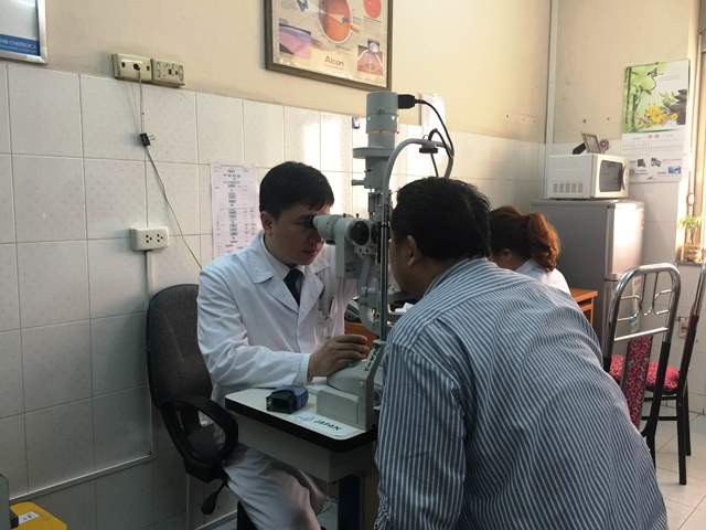 
Khám mắt cho bệnh nhân tại khoa Glôcôm, Bệnh viện Mắt Trung ương. Ảnh: PV
