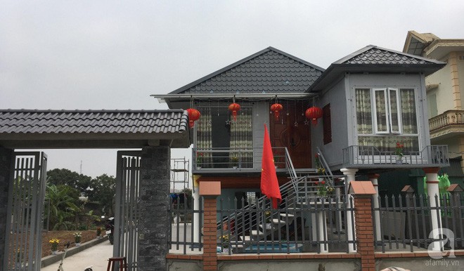 Căn nhà được thiết kế khá ấn tượng, nhìn xa giống như biệt thự xinh xắn.