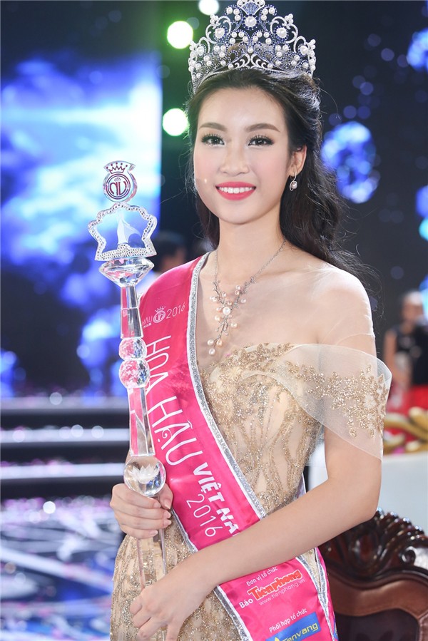 
Đỗ Mỹ Linh đăng quang Hoa hậu Việt Nam 2016.
