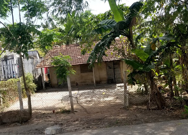 Tiệm cắt tóc Hoàng Anh là ngôi nhà cấp 4 xập xệ đã bị gỡ biển hiệu