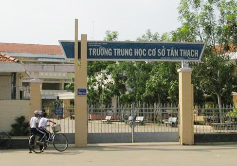 Học sinh, giáo viên, phụ huynh trường THCS Tân Thạch hoang mang vì em T. tiếp tục có hành vi gây rối. Ảnh: Xuân Thắng.