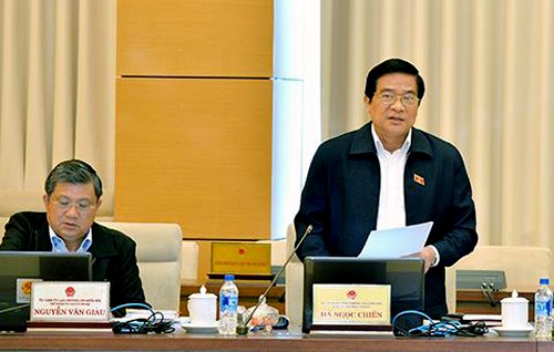 Chủ tịch Hội đồng dân tộc Hà Ngọc Chiến góp ý kiến dự thảo luật giáo dục. Ảnh: QH