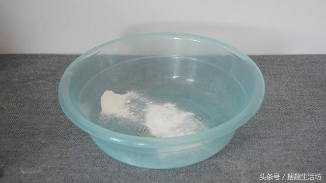 Bước 1: Cho baking soda vào nước. (Ảnh: twoeggz)