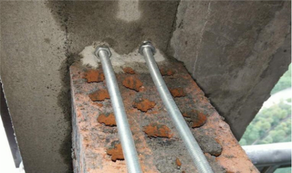 Nên chọn ống nước kim loại để tránh bị vỡ gây rò rỉ thấm tường.