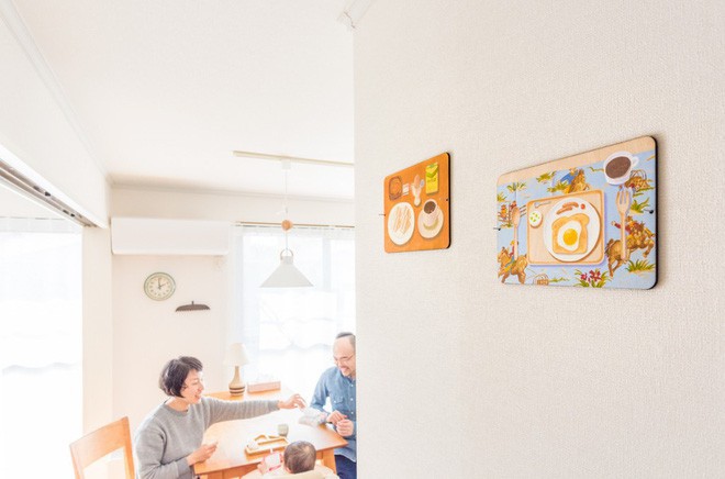 Vì nhà có trẻ nhỏ nên trong nhà,cặp đôi treo khá nhiều đồ trang trí, tranh treo tường xinh xắn.