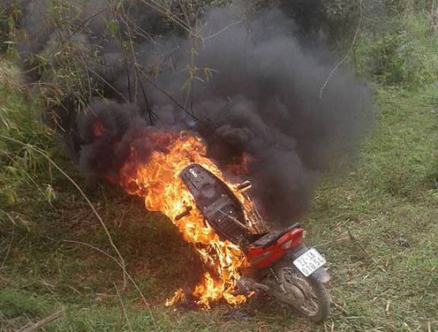 Chiếc xe máy bị cháy trơ khung.