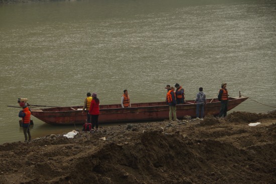 BĐBP Lào Cai phối hợp với các lực lượng triển khai tìm kiếm nạn nhân trên sông Hồng. Ảnh: Trung Dũng