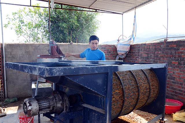Máy nghiền củ nghệ và máy sấy bột sắn dây, dù mới đầu tư để sản xuất 2 sản phẩm chiết xuất tinh bột nghệ và bột sắn dây, nhưng đã mang lại thu nhập ổn định cho gia đình anh Liêm 15-20 triệu đông/tháng.