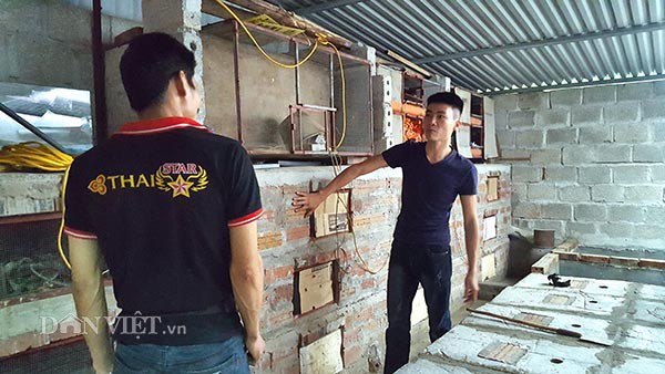 Anh Hoàng Minh Đức (phải) đang  hướng dẫn cách xây chuồng trại  rắn cho anh Nông Hữu Du (huyện Cao Lộc- Lạng Sơn) để anh Du học tập phát triển mô hình nuôi rắn.