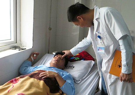 Thầy Thủy đang nằm điều trị tại Bệnh viện Đa khoa Phủ Diễn.