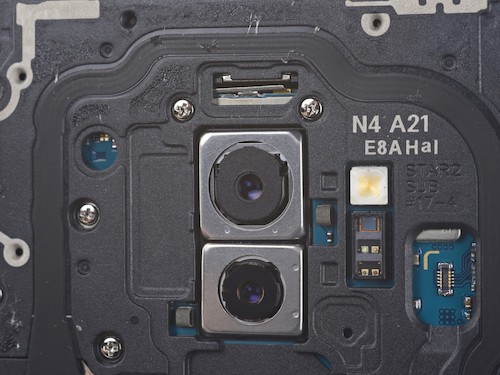 
Camera chính (trên) Galaxy S9  với khẩu độ f/1.5.
