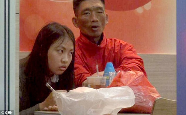 Con tin b&igrave;nh tĩnh ăn hết phần đồ ăn của m&igrave;nh (Ảnh: Internet)