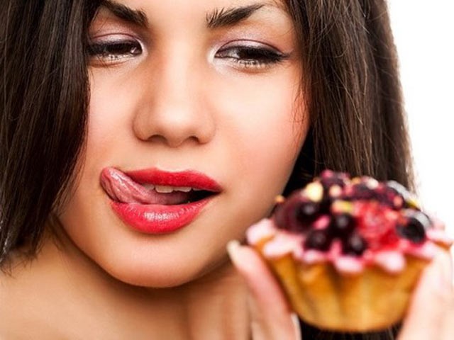 Ăn quá nhiều bánh kẹo, đồ ngọt khiến bạn không thể kiểm soát được cân nặng.