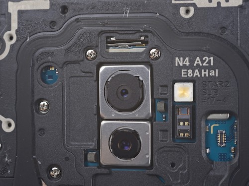 
Camera chính (trên) Galaxy S9  với khẩu độ f/2.4.
