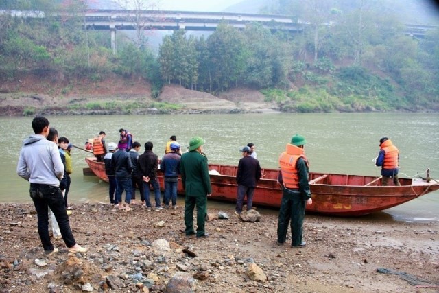 Các lực lượng chức năng huy động lực lượng lập 7 điểm trên sông Hồng để tìm kiếm, cứu nạn. Ảnh: Phạm Hồng Ninh
