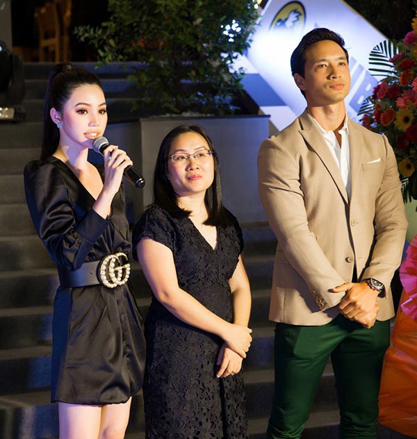 Kim Lý chủ động giữ khoảnh cách với Jolie Nguyễn (ngoài cùng bên trái - pv) khi đi sự kiện vào cuối năm 2017.