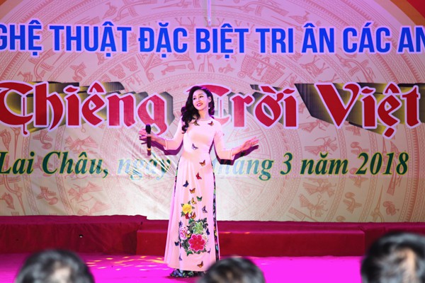 
Khánh Ly hát tri ân các liệt sĩ Dào San.
