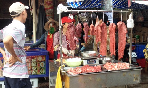 Thịt b&ograve; tại chợ c&oacute; nhiều m&agrave;u sắc kh&aacute;c nhau. Ảnh: Thi H&agrave;.