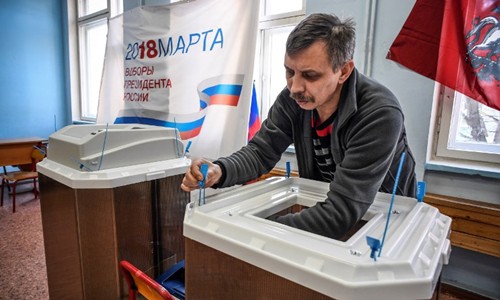 Thành viên ủy ban bầu cử địa phương chuẩn bị thiết bị tại Moscow ngày 17/3. Ảnh: AFP.