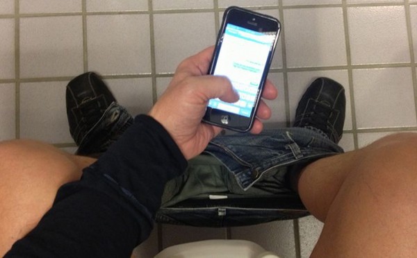 Rất nhiều người có thói quen sử dụng điện thoại khi đi vệ sinh. Ảnh: India Times