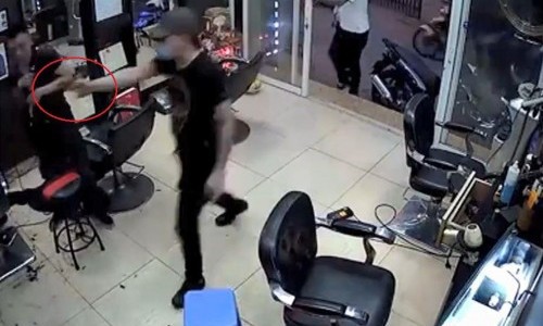 Hạnh rút súng đe dọa nam chủ tiệm cắt tóc