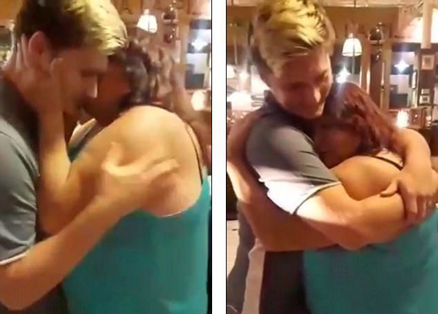 Hai mẹ con &ocirc;m nhau mừng rỡ. (Ảnh: dailymail)