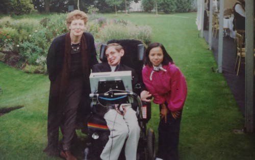 Chị Nhàn cùng ông Hawking, bà Elaine tại Anh năm 2000. Ảnh: Nhân vật cung cấp.