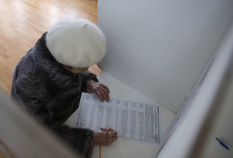 Cử tri tại một điểm bầu cử ở Moscow sáng 18/3. Tôi chắc chắn kế hoạch mình đề xuất cho đất nước này là đúng đắn, ông Putin nhấn mạnh. Sau khi bỏ phiếu, tổng thống sẽ có cuộc gặp ngắn với truyền thông Nga và các đại diện giai cấp công nhân.