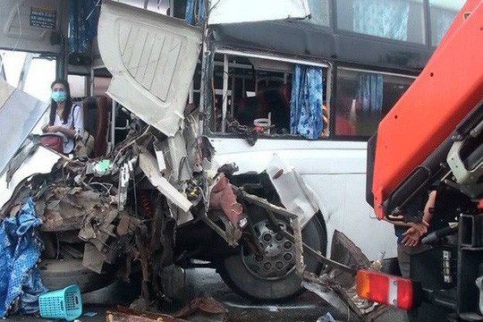 
Hiện trường vụ xe cứu hỏa đấu đầu xe khách trên cao tốc Pháp Vân - Cầu Giẽ khiến 1 Cảnh sát PCCC tử vong.
