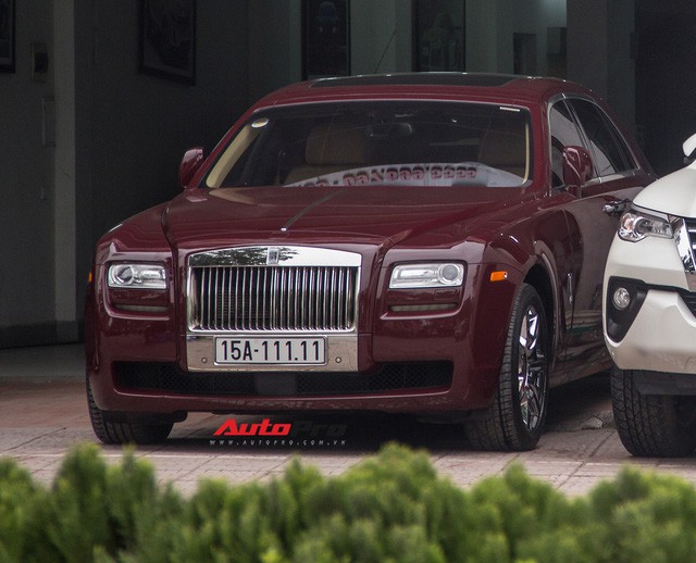 Rolls-Royce Ghost biển ngũ quý 1 Hải Phòng được bày bán tại vỉa hè Hà Nội