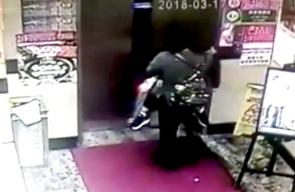 Camera an ninh b&ecirc;n ngo&agrave;i kh&aacute;ch sạn khi cảnh người b&agrave; bế ch&aacute;u v&agrave;o thu&ecirc; ph&ograve;ng chiều tối 17/3. Ảnh: SCMP