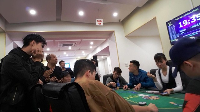 
Những người chơi tham gia các giải đấu đóng phi - lãnh thưởng tại Vstar Poker Club chiều 18/3
