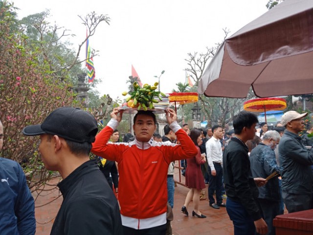 
Người dân thảnh thơi đi lễ đền Trần.
