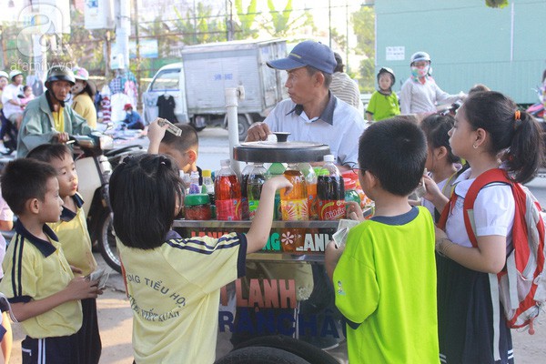 Nước giải khát cho trẻ không nên pha các loại phẩm màu hóa học vì có thể gây hại đến sức khỏe của trẻ (ảnh minh họa)