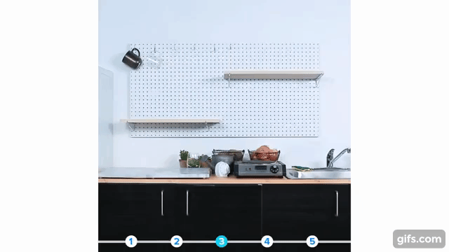 Tất cả những gì bạn cần làm chỉ là mua một chiếc bảng nhựa có nhiều lỗ với kích thước phù hợp với không gian căn bếp nhà mình.